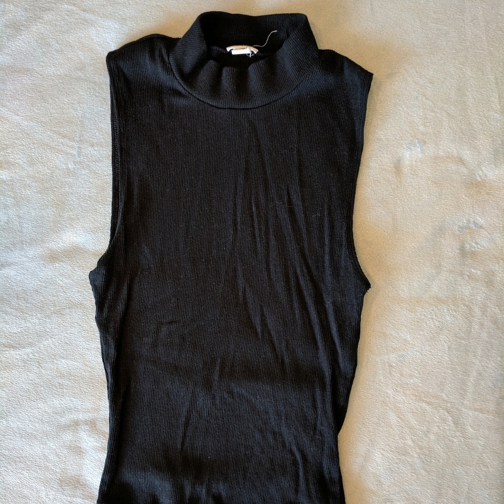 Garage mock neck crop (small)
